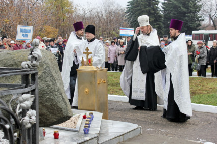 У мемориала жертвам политических репрессий совершена панихида