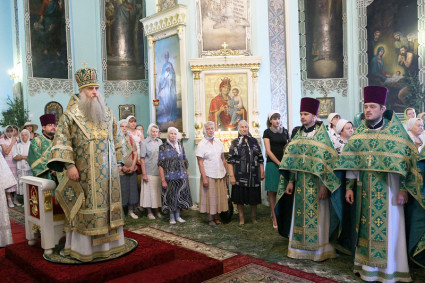 Божественная литургия в Духосошественском кафедральном соборе Саратова