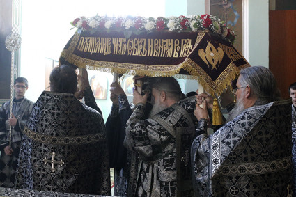 Вечерня с выносом Плащаницы в храме Сошествия Святого Духа г. Саратова