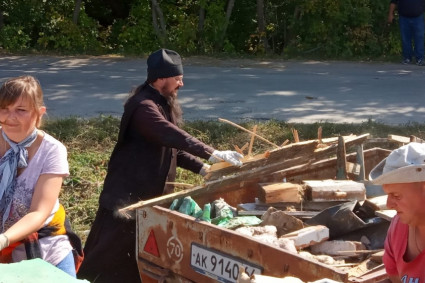 Добровольцы провели уборку участка, где будет построен новый храм