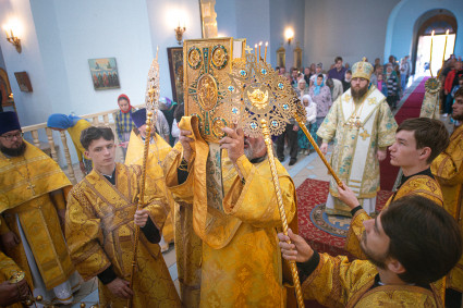 Митрополит Игнатий совершил Божественную литургию в Покровском храме г. Петровска