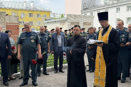Клирики епархии приняли участие в церемонии увековечивания памяти погибших на пожаре сотрудников МЧС