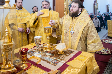 Митрополит Игнатий совершил Божественную литургию в Георгиевском храме г. Саратова