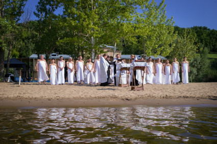 43 человека приняли крещение в Волге