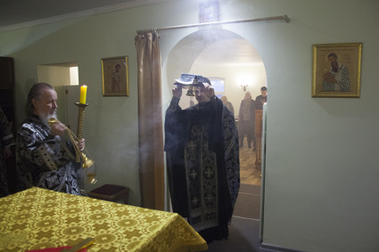 Во временном храме в честь Страстей Господних г. Саратова совершена первая Литургия