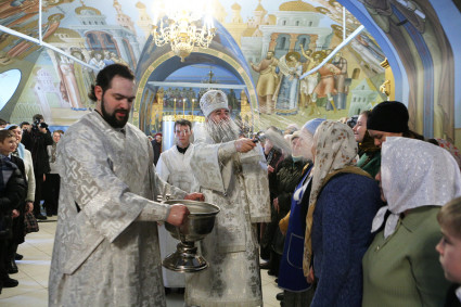Митрополит Лонгин совершил Царские часы, Изобразительны, Великую вечерню и Литургию Василия Великого в Свято-Троицком кафедральном соборе г. Саратова