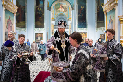 Митрополит Игнатий совершил Литургию Преждеосвященных Даров в Свято-Духовском соборе г. Саратова