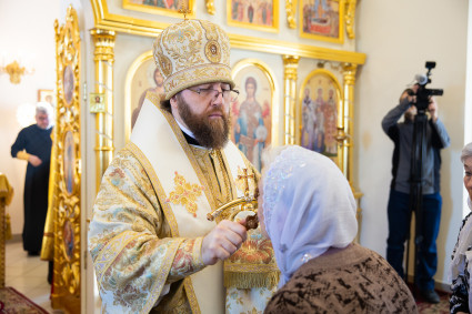 Митрополит Игнатий совершил Божественную литургию в храме святителей Василия Великого, Григория Богослова и Иоанна Златоустого г. Саратова