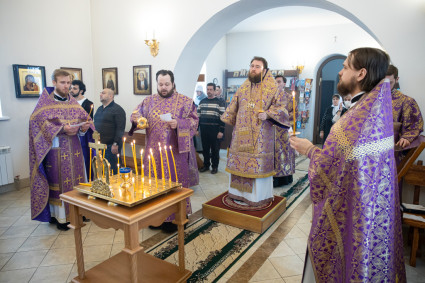 Митрополит Игнатий совершил Божественную литургию в храме святителя Иоанна Златоуста в п. Зональный г. Саратова