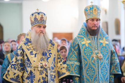 Праздничная Литургия в храме в честь Казанской иконы Божией Матери города Саратова