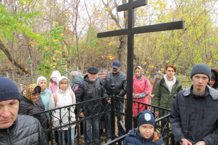 Прихожане саратовских храмов побывали на экскурсии на Воскресенском кладбище
