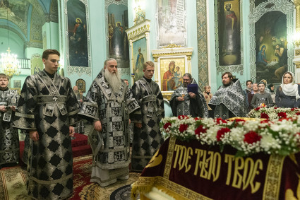 Утреня с чином погребения Спасителя в храме Сошествия Святого Духа г. Саратова