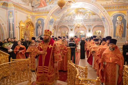 Митрополит Игнатий совершил ночную Божественную литургию в Свято-Троицком кафедральном соборе Саратова