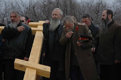 Установка поклонного креста в поселке Красный Октябрь Саратовского района
