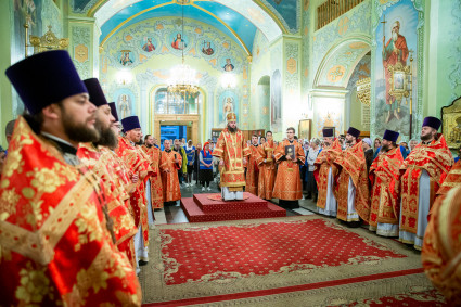 Епископ Фома совершил Божественную литургию в Покровском соборе Саратова