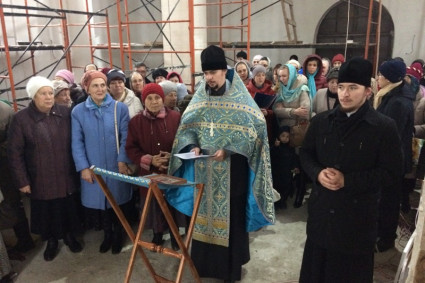 В строящемся храме в честь иконы Божией Матери «Всех скорбящих Радость» совершен праздничный молебен