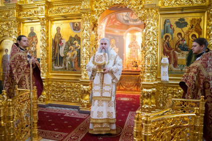Божественная литургия в Свято-Троицком кафедральном соборе города Саратова