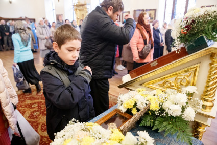 В Серафимовском храме Саратова встретили ковчег с частицей мощей святителя Николая Чудотворца