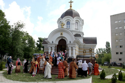 Божественная литургия в храме во имя священноисповедника Луки, архиепископа Симферопольского и Крымского
