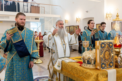 Божественная литургия в домовом храме в честь Владимирской иконы Божией Матери при Межъепархиальном женском духовном училище во имя преподобномученицы великой княгини Елисаветы г. Саратова