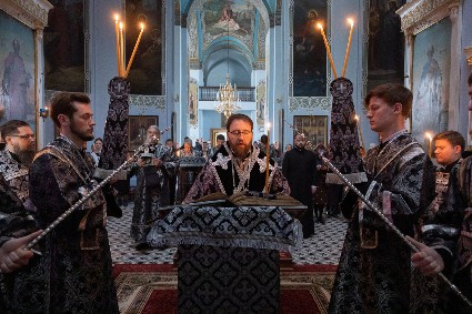 Митрополит Игнатий совершил утреню с чтением двенадцати Страстных Евангелий в Свято-Духовском соборе г. Саратова