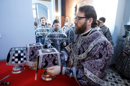 Митрополит Игнатий совершил Литургию Преждеосвященных Даров в Свято-Духовском соборе г. Саратова