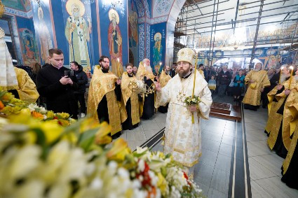 Митрополит Игнатий совершил всенощное бдение с акафистом в Свято-Никольском мужском монастыре г. Саратова
