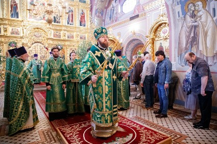 Божественная литургия и великая вечерня в Свято-Троицком кафедральном соборе г. Саратова