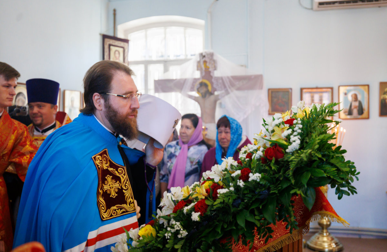 Митрополит Игнатий совершил Божественную литургию в храме Усекновения главы Иоанна Предтечи г. Саратова