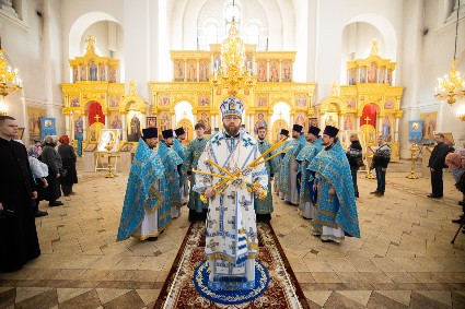 Митрополит Игнатий совершил Божественную литургию в Николо-Тихвинском соборном храме г. Саратова