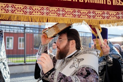 Митрополит Игнатий совершил чин выноса Плащаницы Христа и чин погребения Спасителя в Покровском соборе г. Саратова