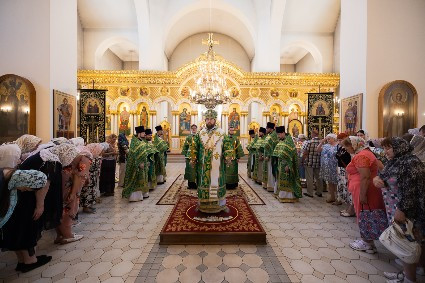 Митрополит Игнатий совершил Божественную литургию в соборном храме святителя Спиридона Тримифунтского г. Саратова