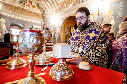Великая вечерня в соединении с Литургией святителя Василия Великого в Свято-Троицком кафедральном соборе г. Саратова