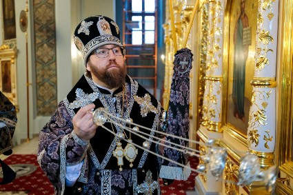 Митрополит Игнатий совершил Литургию Преждеосвященных Даров в Свято-Духовском соборе г. Саратова