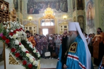 Благодатный огонь доставили на Пасхальную вечерню, которую возглавил Митрополит Лонгин