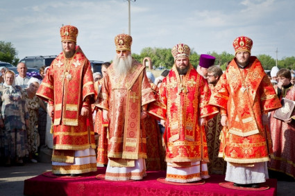 Митрополит Саратовский и Вольский Лонгин совершил Божественную литургию в Вавиловом Доле