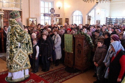 Божественная литургия в Серафимовском храме Саратова
