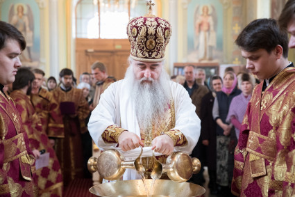В Великий Четверг Митрополит Лонгин совершил Литургию Василия Великого и Чин умовения ног