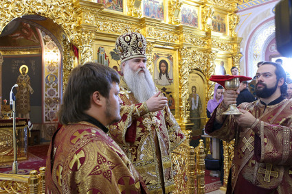 В день празднования Собора Саратовских святых Митрополит Лонгин совершил праздничное богослужение в Свято-Троицком кафедральном соборе города Саратова