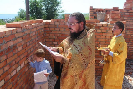 Совершен чин основания храма во имя святителей Василия Великого, Григория Богослова и Иоанна Златоуста г. Хвалынска