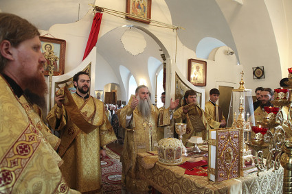 Божественная литургия в Спасо-Преображенском мужском монастыре Саратова