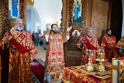 Митрополит Игнатий совершил Божественную литургию и панихиду в храме новомучеников и исповедников Саратовских г. Саратова