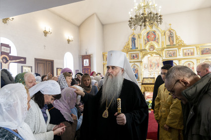 Божественная литургия в храме Трех святителей г. Саратова