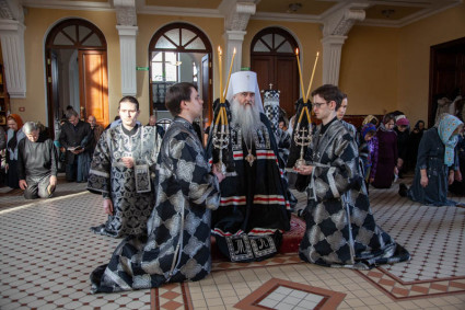 Великое повечерие с чтением канона преподобного Андрея Критского на Архиерейском подворье — в храме святого апостола и евангелиста Иоанна Богослова при СПДС