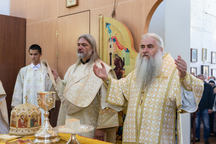 Божественная литургия в храме святителя Митрофана, епископа Воронежского, г. Саратова