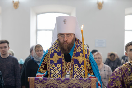 Митрополит Игнатий совершил Божественную литургию в Митрофановском храме г. Саратова