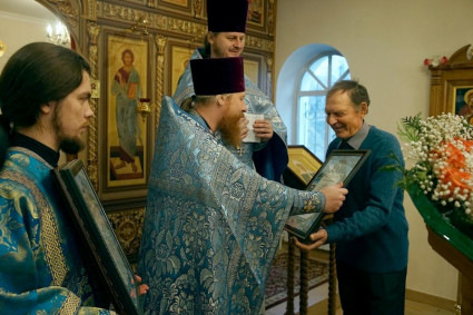 Прихожанам храма в честь иконы Пресвятой Богородицы «Скоропослушница» пос. Шиханы Вольского района вручены Архиерейские грамоты