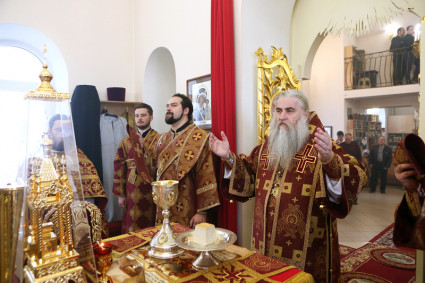 Божественная литургия в храме во имя трех святителей г. Саратова