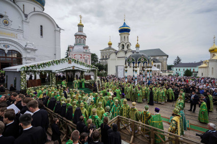 Митрополит Игнатий сослужил Святейшему Патриарху Кириллу в Свято-Троицкой Сергиевой Лавре