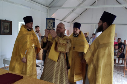 Совершены чин положения антиминса и первая Литургия в храме в честь иконы Божией Матери «Взыскание погибших» в п. Расково